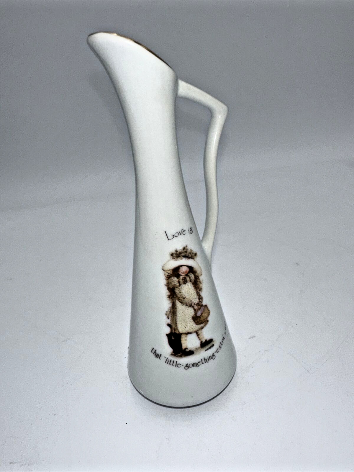 NICE VINTAGE 1974 HOLLY HOBBY PITCHER VASE LOVE IS THAT LITTLE SOMETHING EXTRA