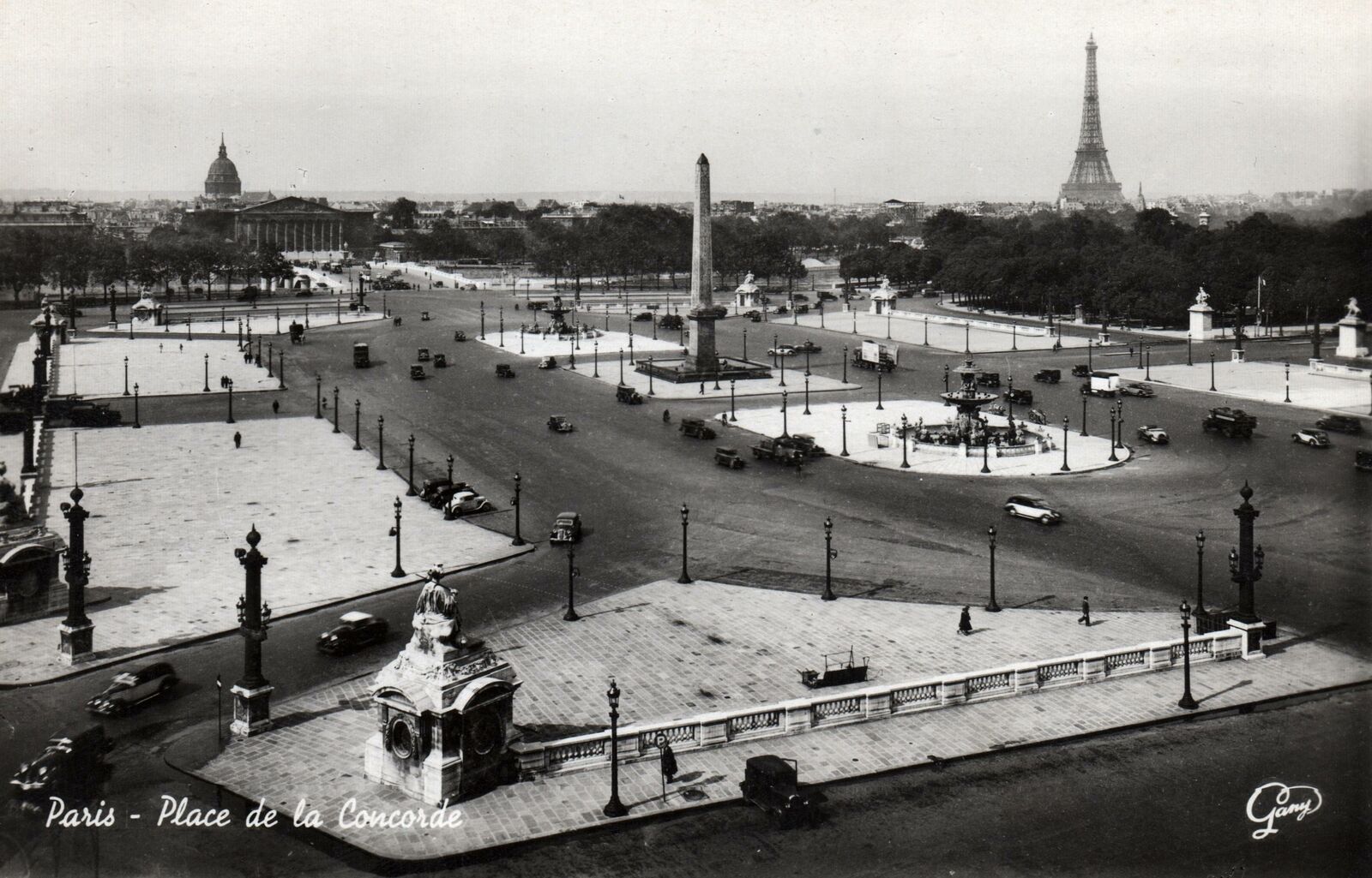 VINTAGE POSTCARD c. 1925 PLACE DEL LA CONCORDIA PARIS EIFFEL IN REAR REAL PHOTO