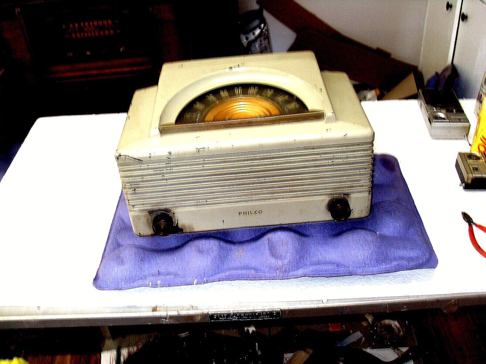Philco Bakelite Radio 1950\'s # 50-920  PLAYS  NEEDS  DIAL REPAIR AND PAINT RMVD