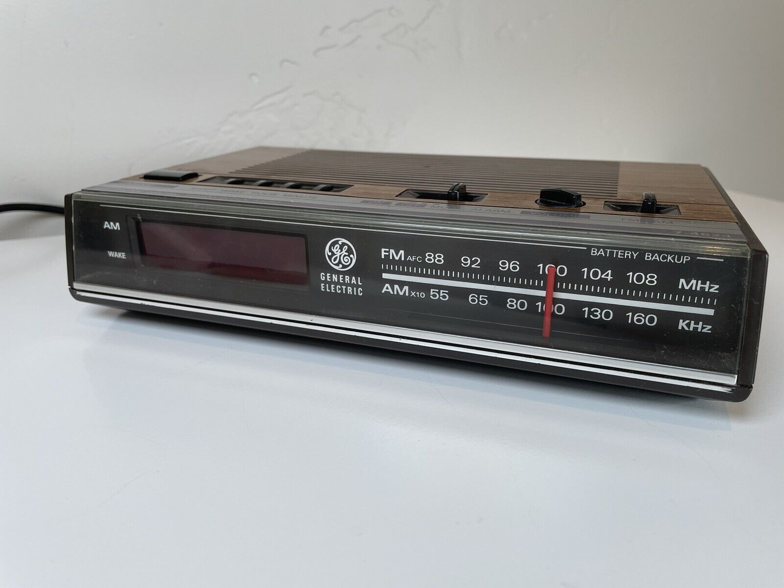 GE Alarm Clock Model 7-4624B-AM/FM-Cord/Battery Backup-Vintage 1980's