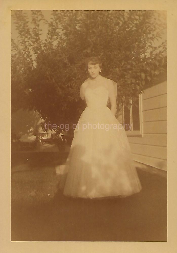 PRETTY AMERICAN WOMAN Vintage FOUND PHOTOGRAPH Color ORIGINAL Snapshot 41 49 W
