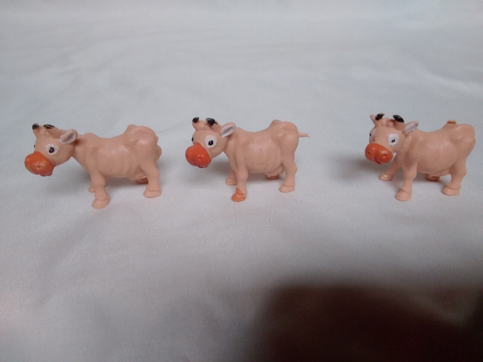 VTG (3) BABY DAIRY COWS TOY/FIGURINE/DECOR/COLECTIBLES MADE IN HONG KONG (RARE)