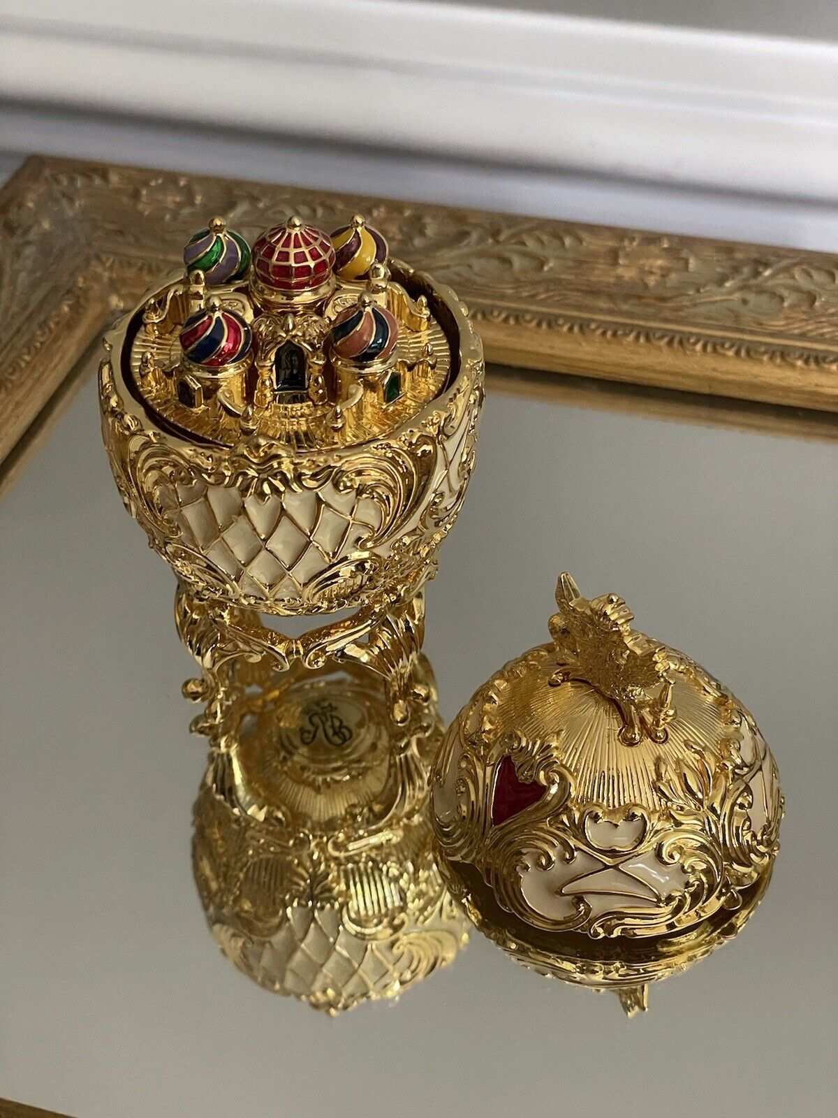 Joan Rivers Music box Egg and stand Taupe / Gold / Red