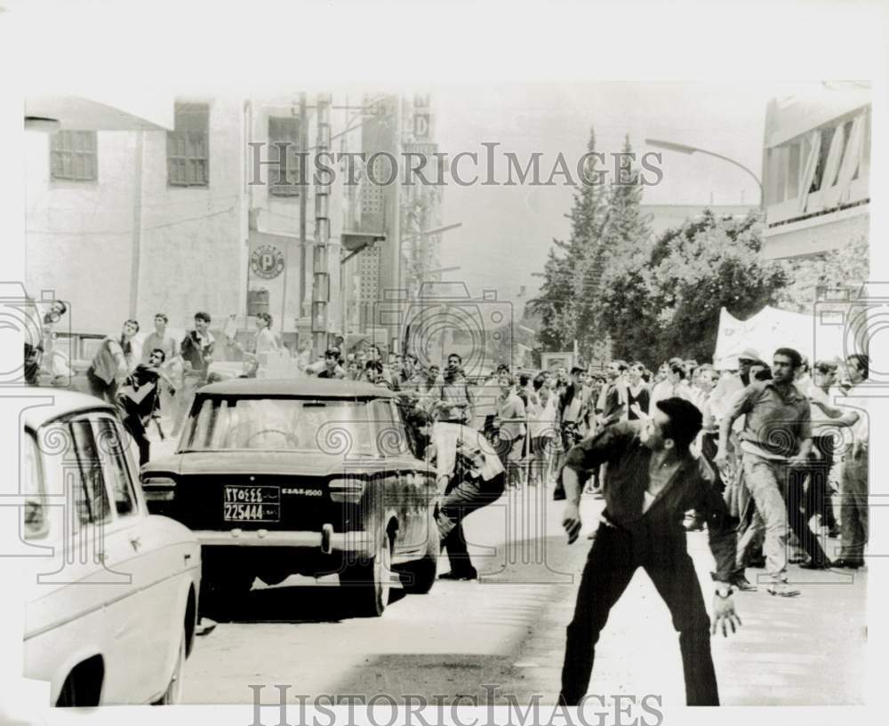 1967 Press Photo Demonstrators throw rocks to British Bank in Beirut, Lebanon