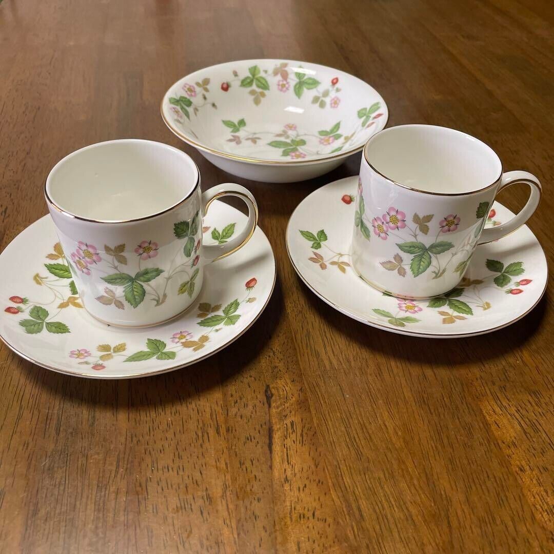 Wedgwood Wild Strawberry Cup Saucer Bowl 5 Set