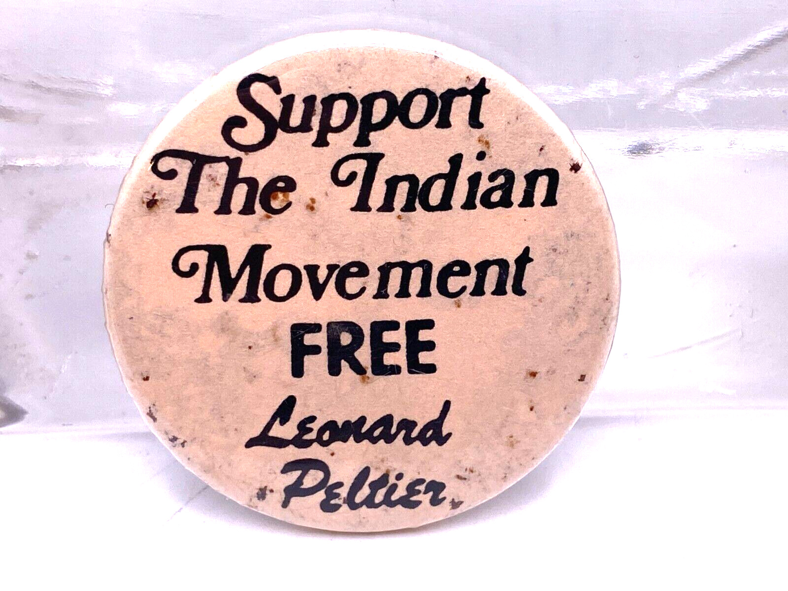 Vintage 1970\'s Support the Indian Movement FREE Leonard Peltier pin button