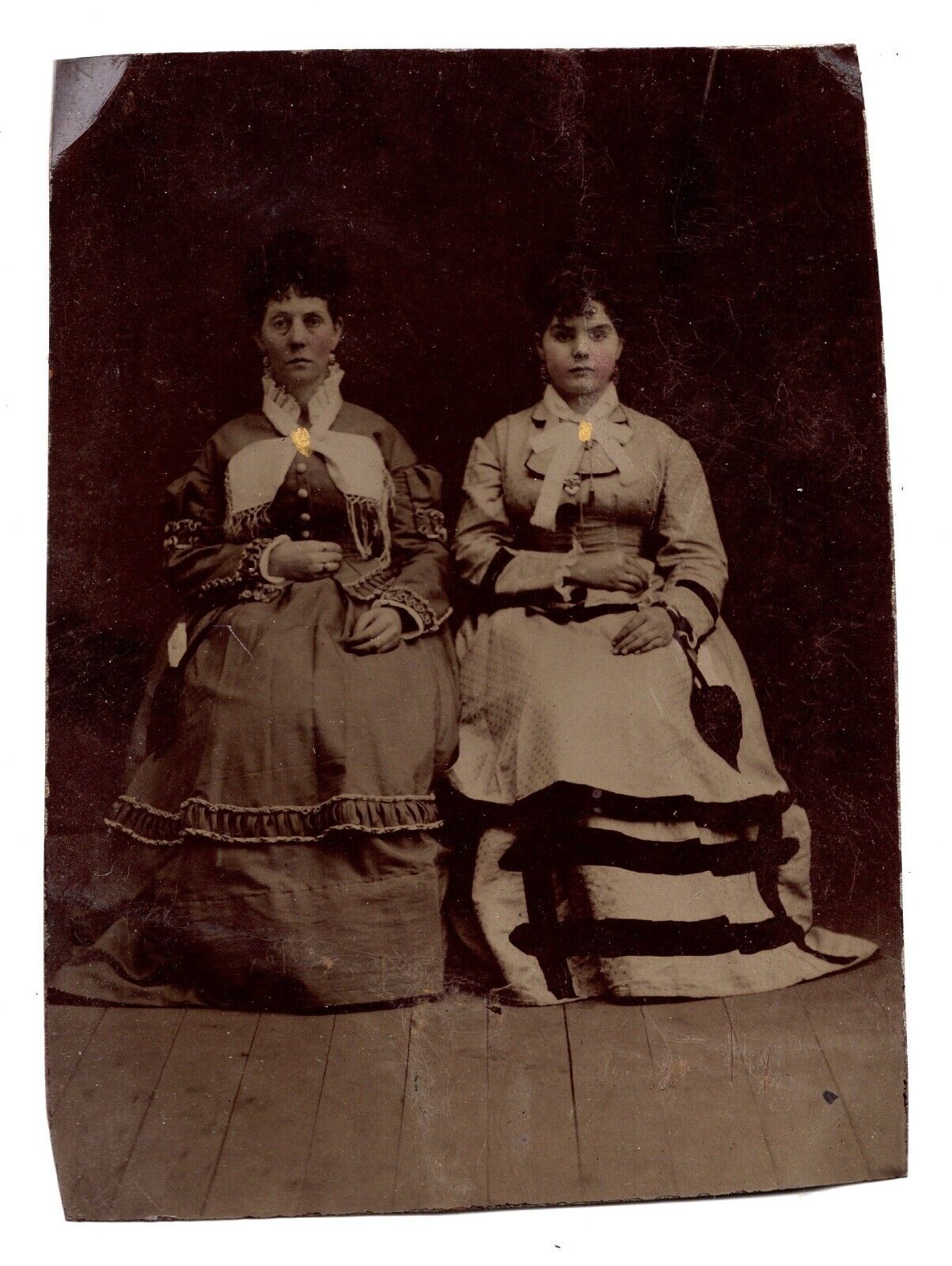 ANTIQUE CIRCA 1870s 1/6TH PLATE TINTYPE WEALTHY MOTHER & DAUGHTER UNMARKED