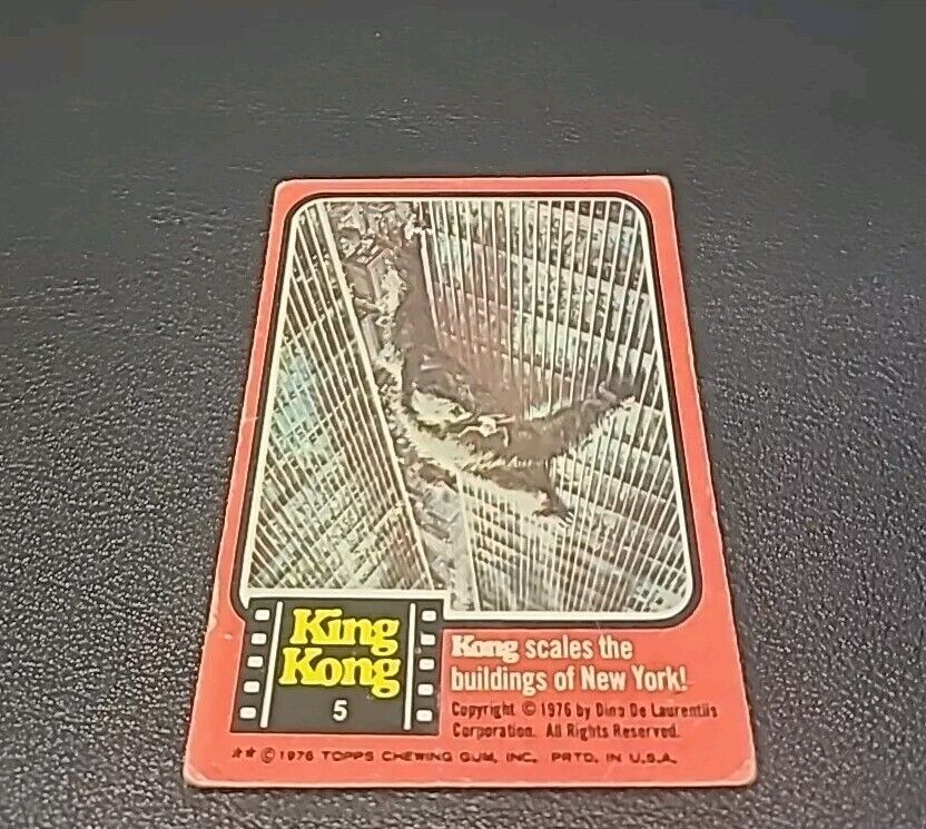 1976 Topps King Kong #5 Kong Scales the Buildings of NY 