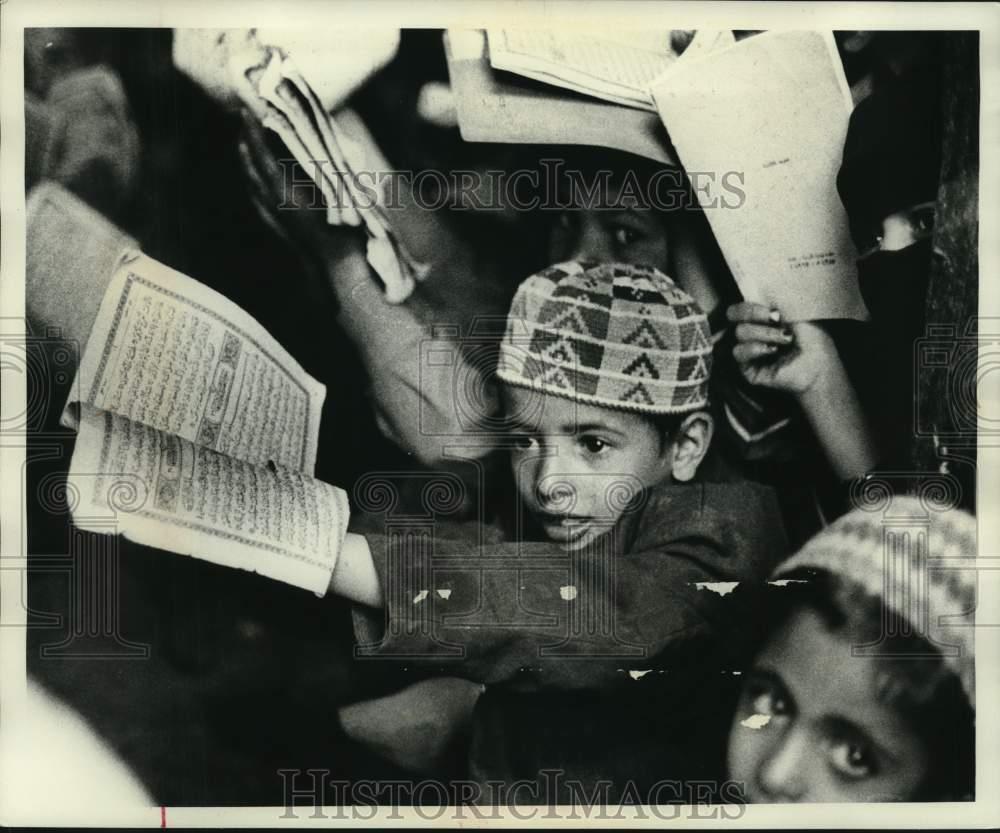 1974 Press Photo Young Yemeni school children show Arabic Reading Books