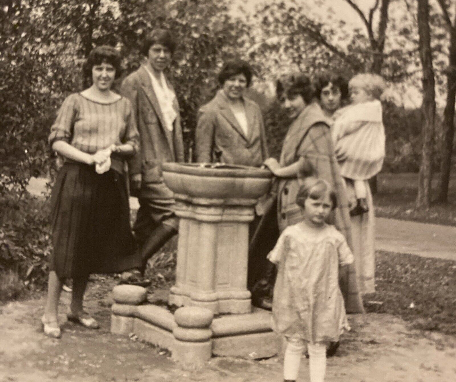 1920s Women Ladies & Girls Gathered Around Water Fountain Original Photo P12b7