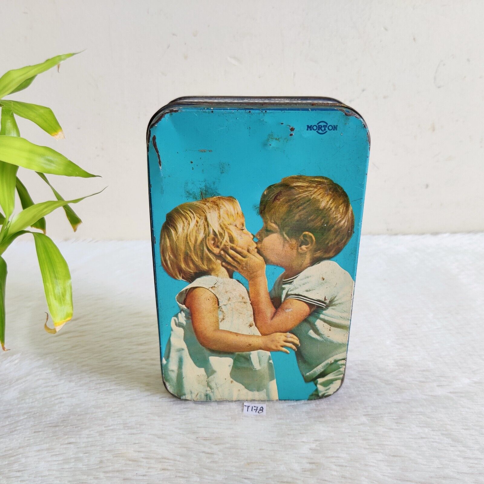 1950s Vintage Kids Lip Kissing Graphics Nutrine Confectionery Rare Tin Box T178