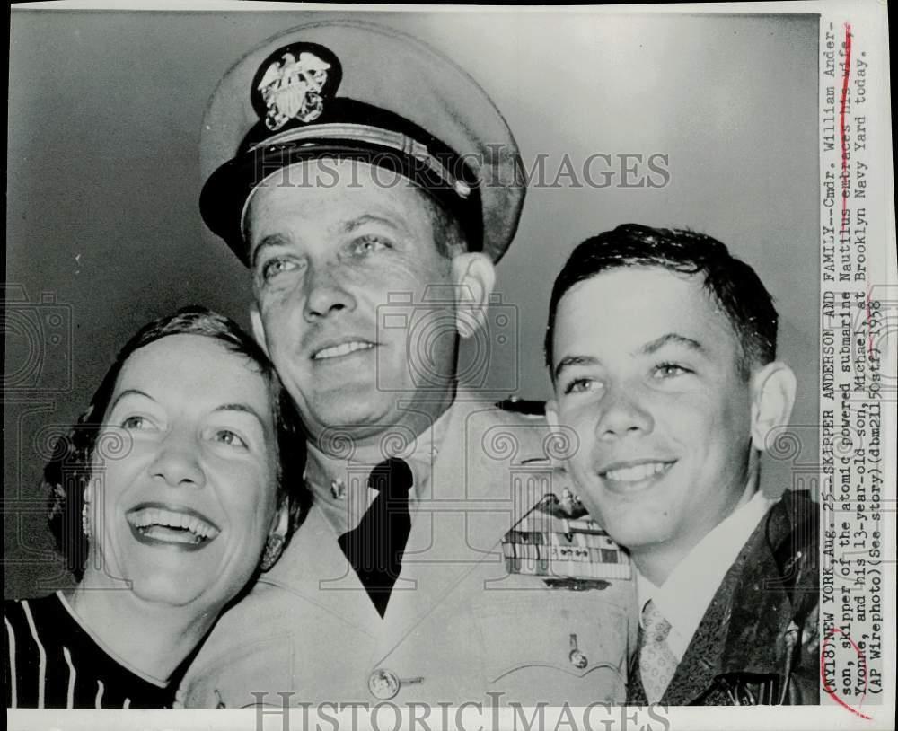 1958 Press Photo Navy Commander William Anderson, family at Brooklyn Navy Yard