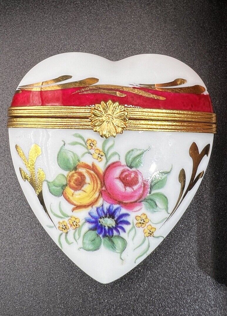 VTG Artoria Limoges Floral Heart Gold Accents Peint Main Porcelain Trinket Box