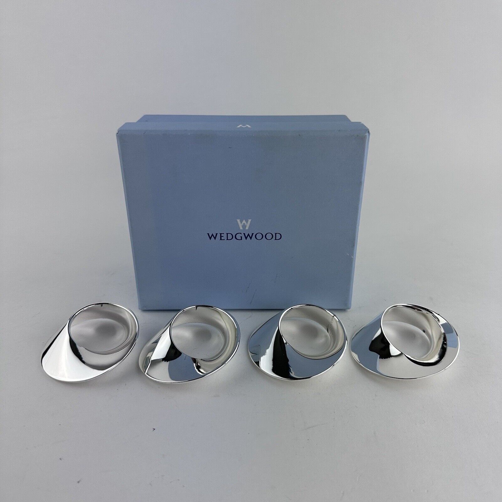 WEDGWOOD Round Silver Plated Twist Napkin Rings Boxed Set of 4 (N1)