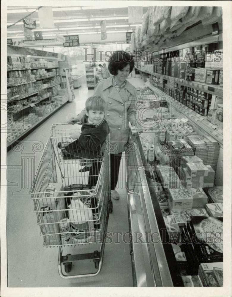 1971 Press Photo Connie and Jeffrey Ouellette shopping in Plaistow, NH