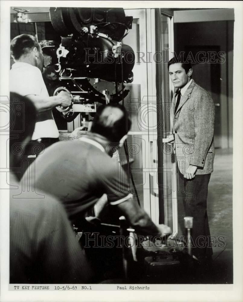 1963 Press Photo TV Actor Paul Richards behind the camera in \