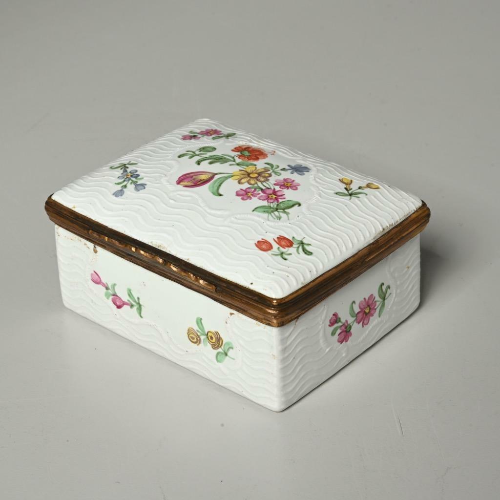 ANTIQUE CONTINENTAL STYLE FLORAL ENAMEL SNUFF BOX, POSS. 18TH C. STAFFORDSHIRE