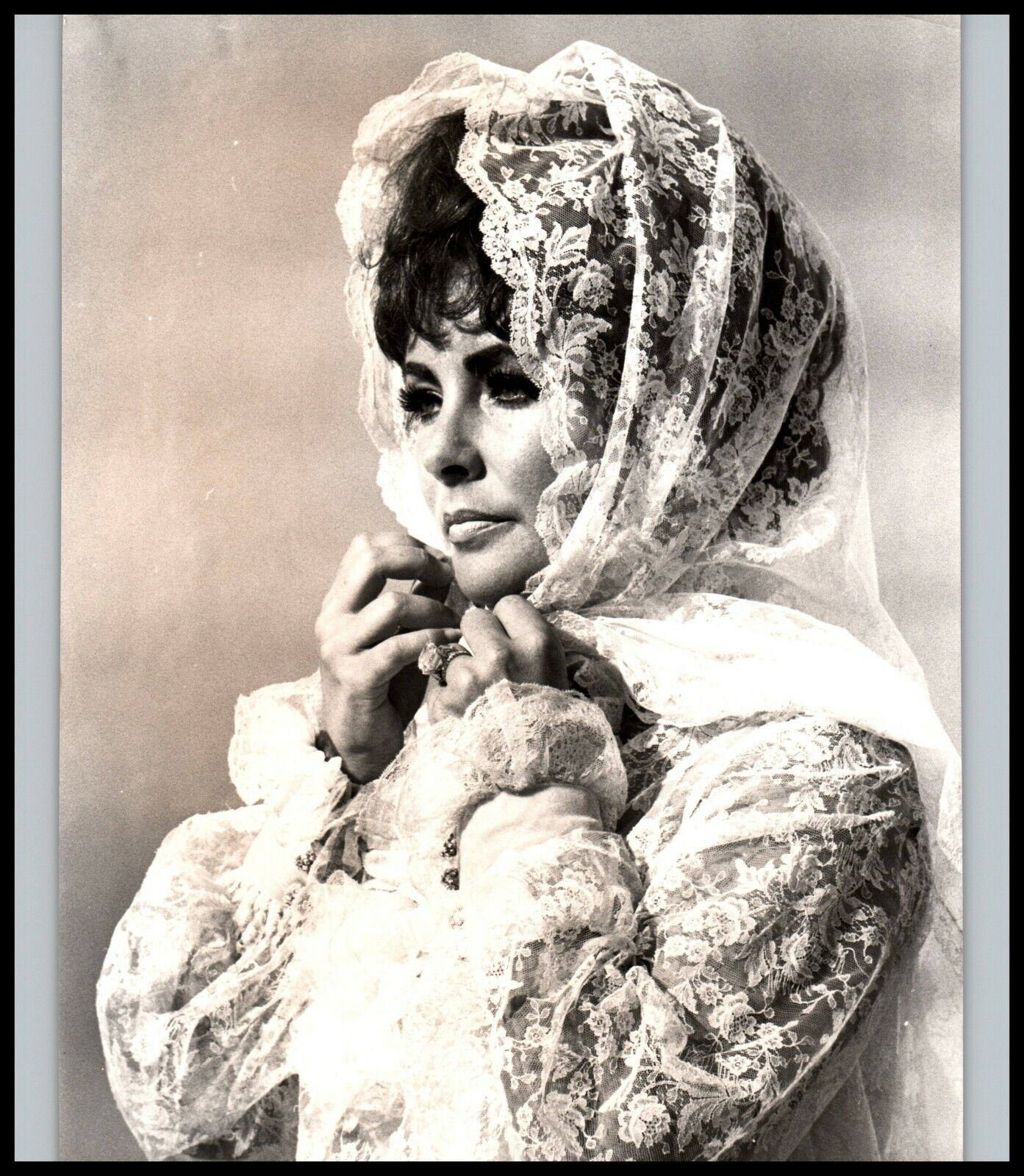 GLAMOROUS VIOLET-EYED ELIZABETH TAYLOR STYLISH POSE 1950s ORIGINAL PHOTO C 14