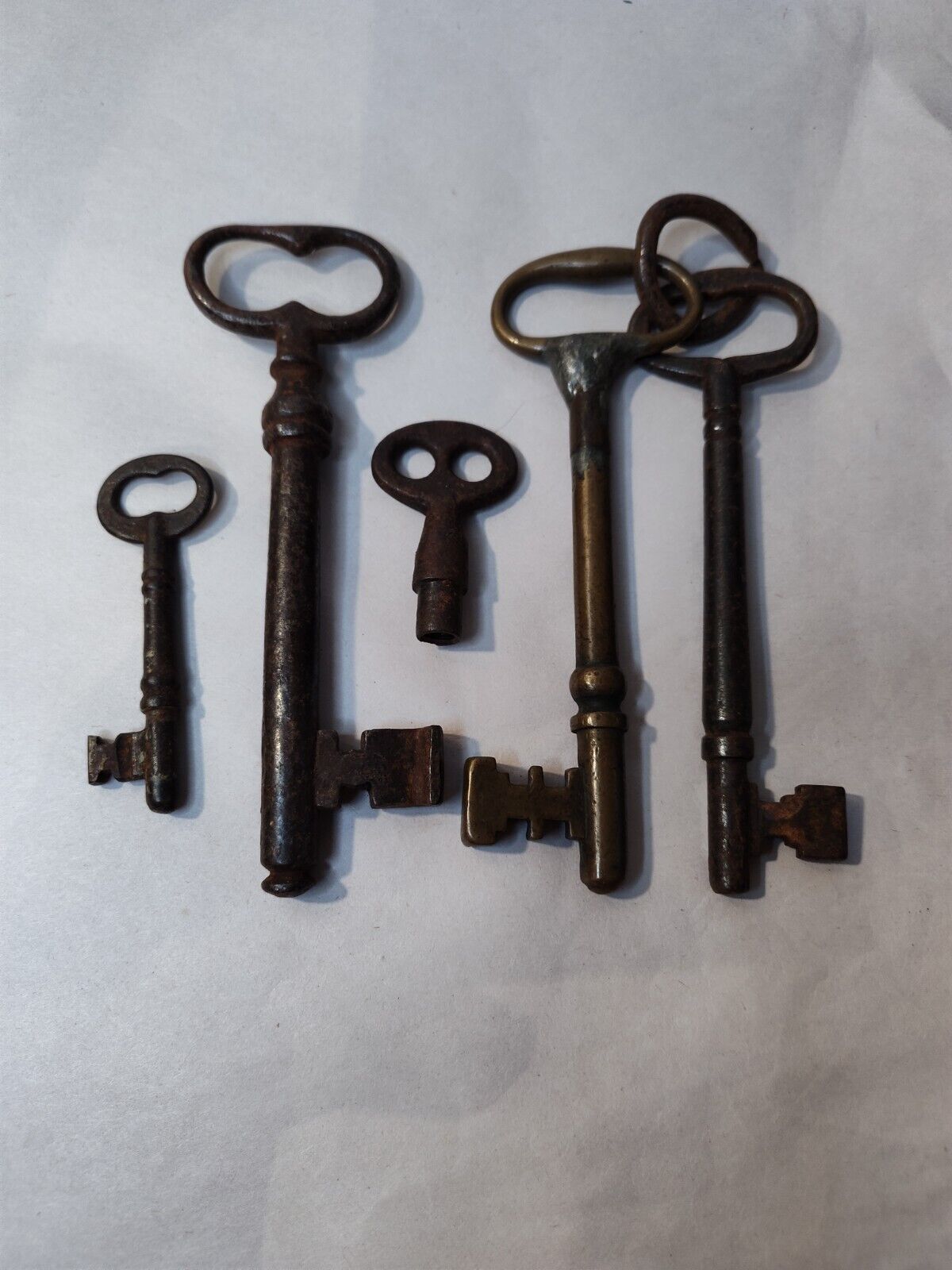 Antique Vintage Metal Skeleton Keys (4) and (1) Clock Key