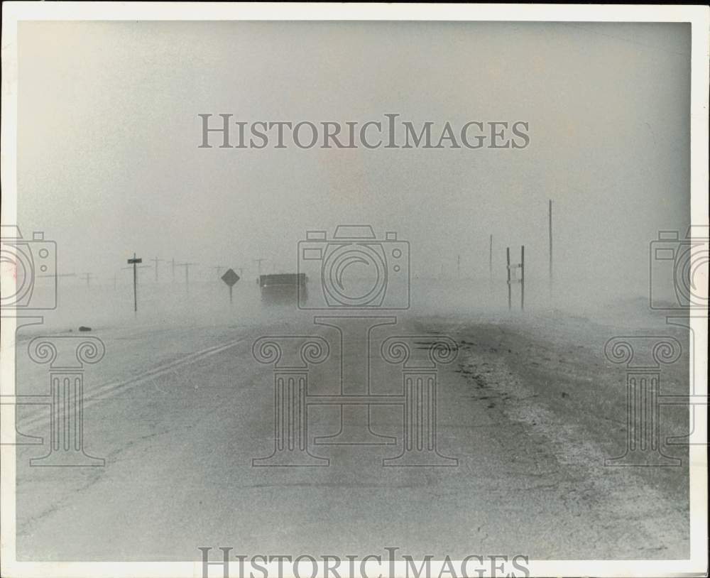 1971 Press Photo Dust storm blankets Kansas Highway - lra64570