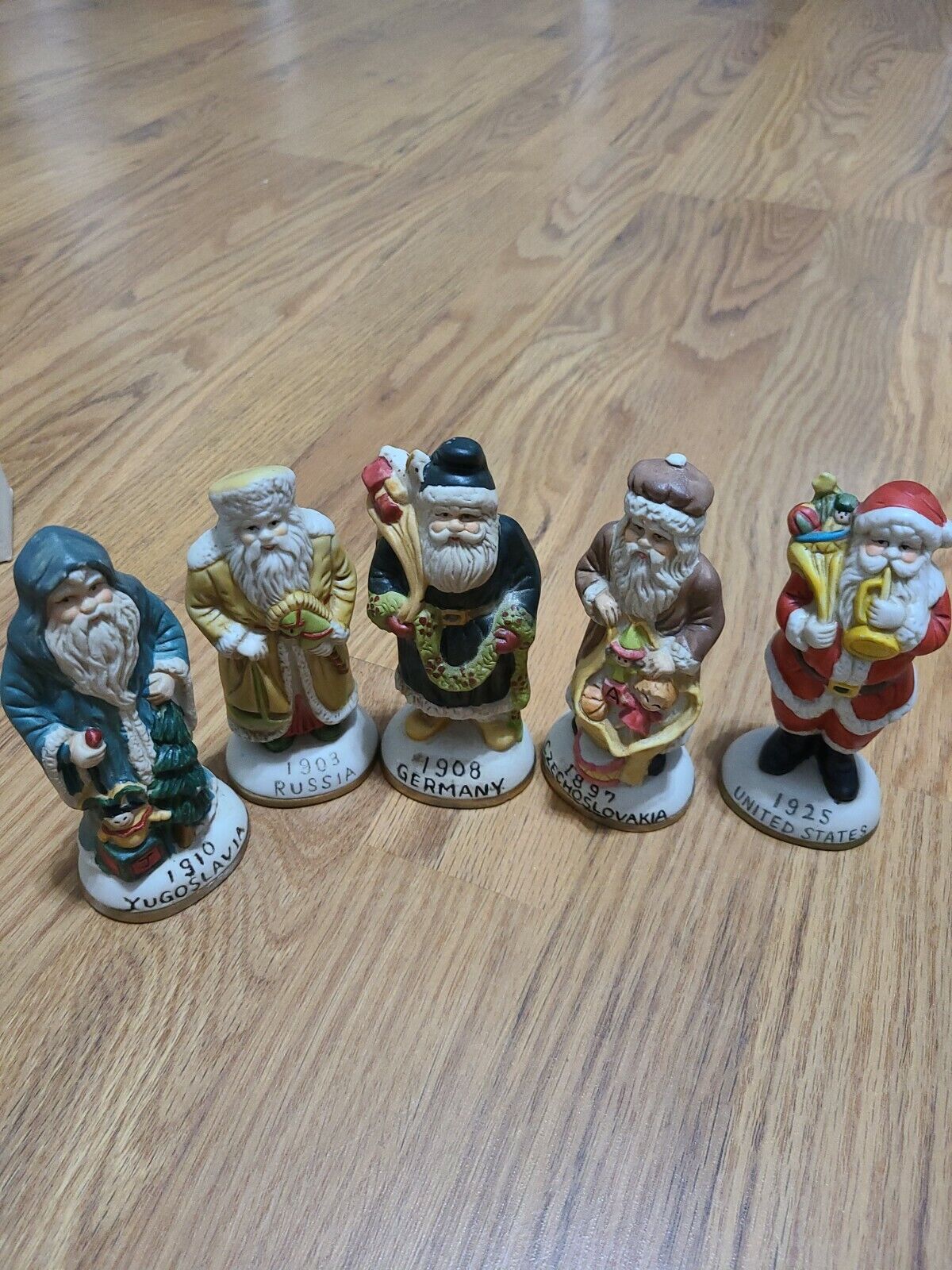 5 Vintage Santas From Around The World Figurines Set Christmas Holiday