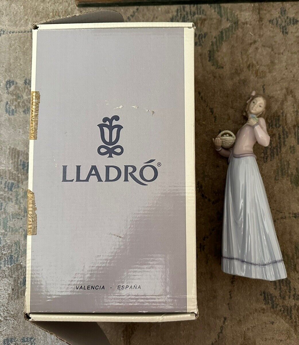 LLADRO #07644 Innocence in Bloom Figurine  Aroma Primaveral in Original Box