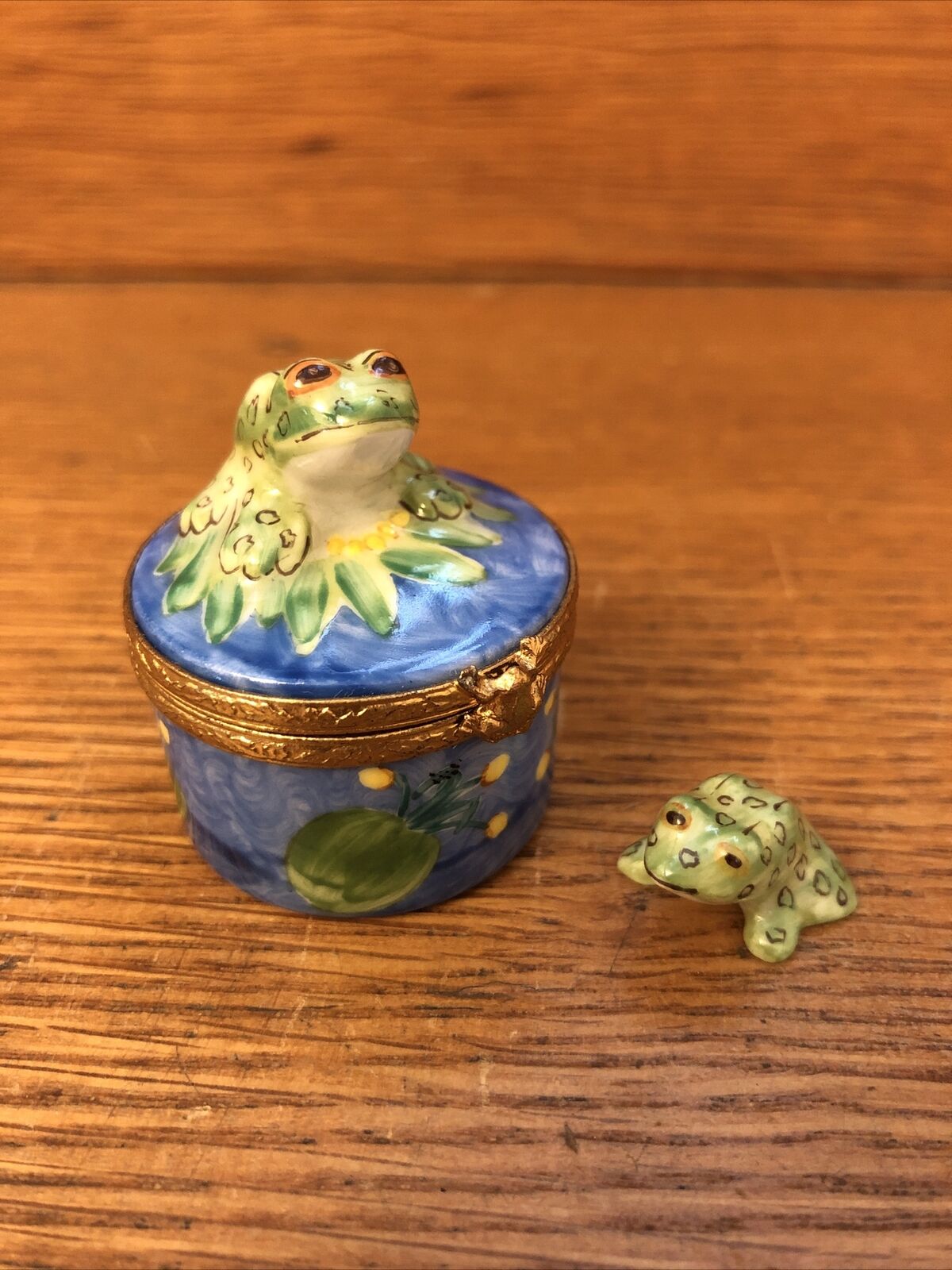 Limoges France Peint Main Porcelain Trinket Box Frog Lily Pad w/Tiny Frog Inside
