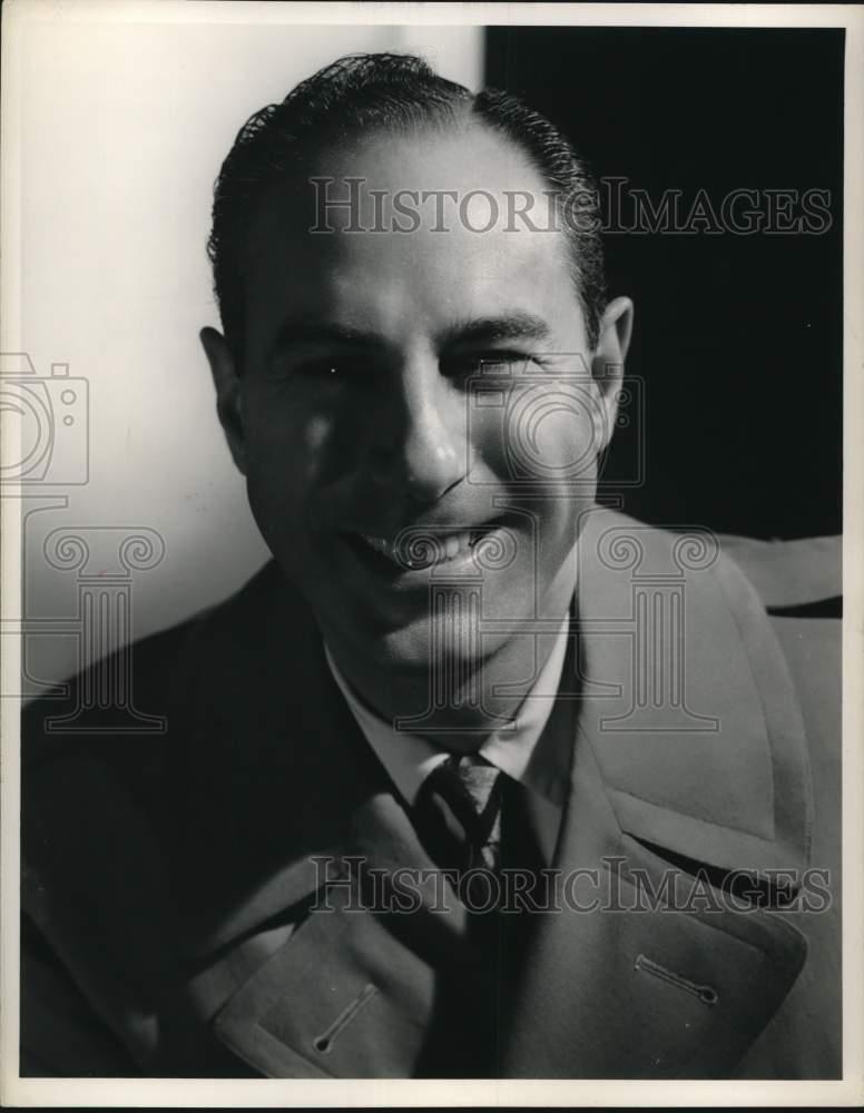 1949 Press Photo Radio personality Bill Stern smiles during interview.