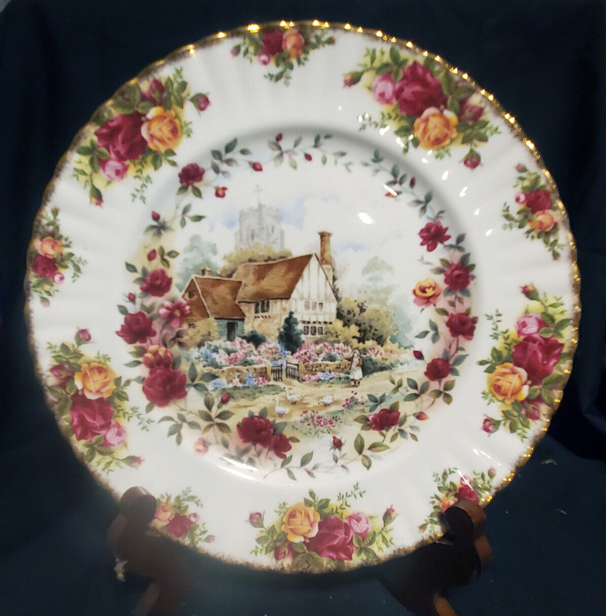 Royal Albert Old Country Roses Cottage Collectors Plate 1988 Gold Trim England