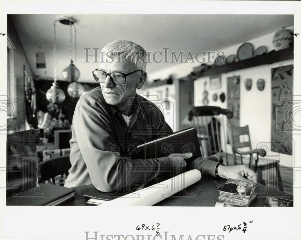 1988 Press Photo Dick Griffith in Anchorage Home with Pictures of Float Trips