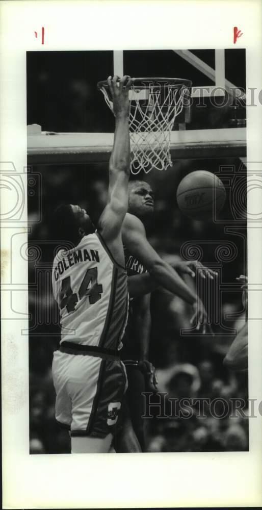 1989 Press Photo Syracuse U basketball player Derrick Coleman has shot blocked