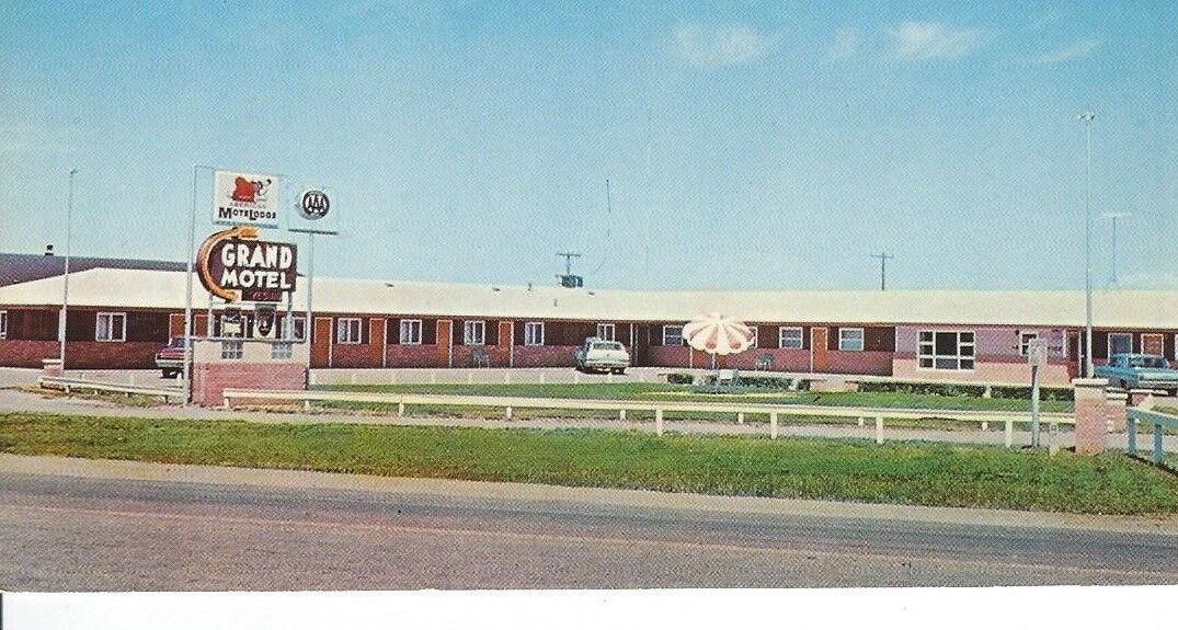 CB-366 NE, Chadron, Grand Motel Chrome Postcard Old Cars Dexter Press