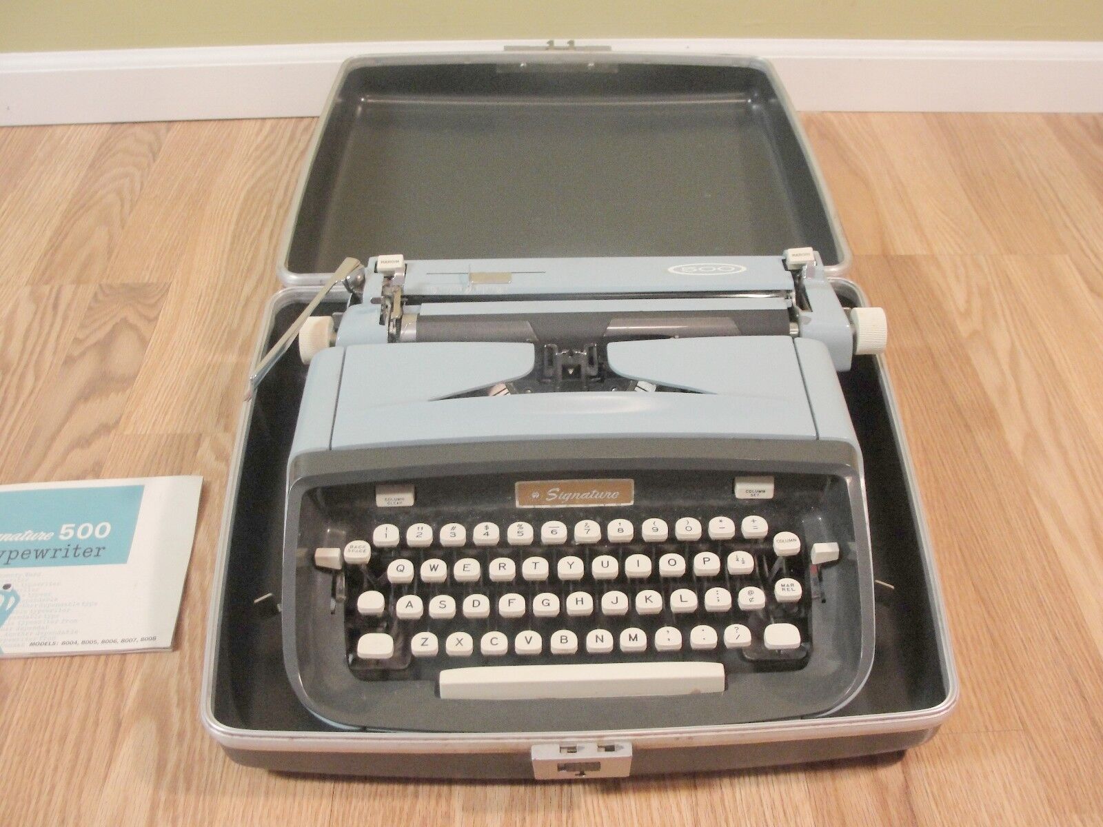 VTG Signature 500 Manual Portable Typewriter MONTGOMERY WARD Model 8004