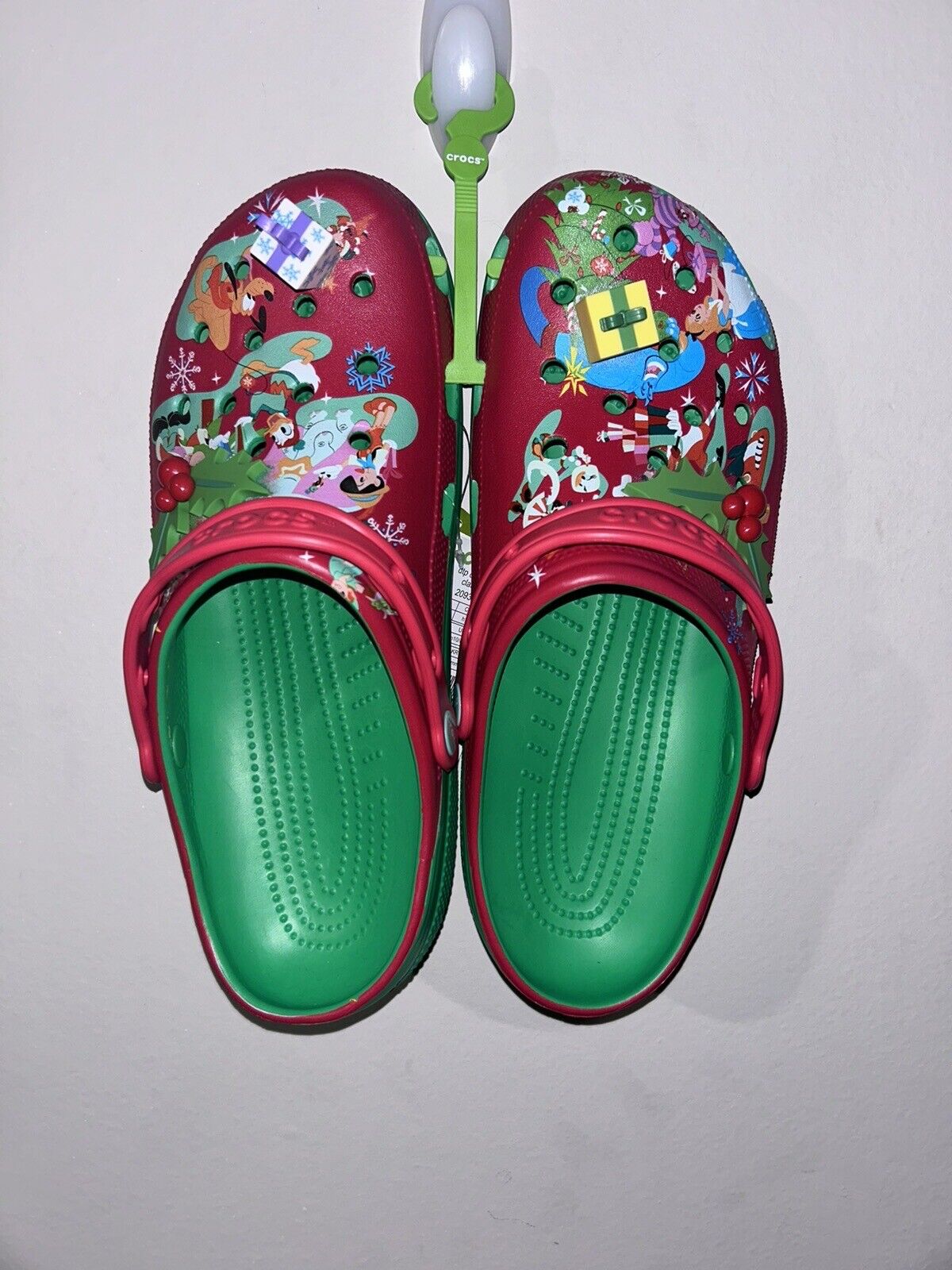Disney Crocs Christmas Gifts WDW Green NEW Size Men\'s 8 Women\'s 10 SOLD OUT