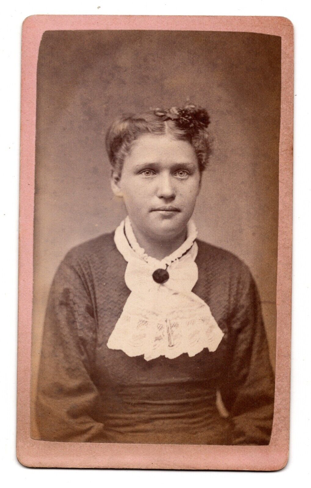 ANTIQUE CDV CIRCA 1880s J.D. KELLOGG GORGEOUS YOUNG LADY IN DRESS RED WING MINN.