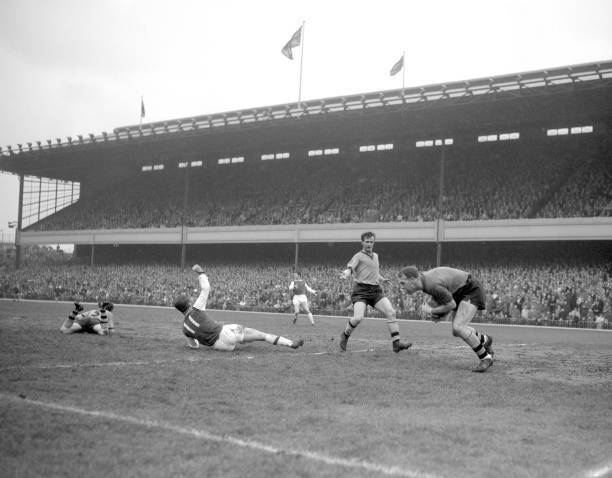 Wolverhampton Wanderers\' Phil Kelly shepherds ball back goalke- 1961 Old Photo