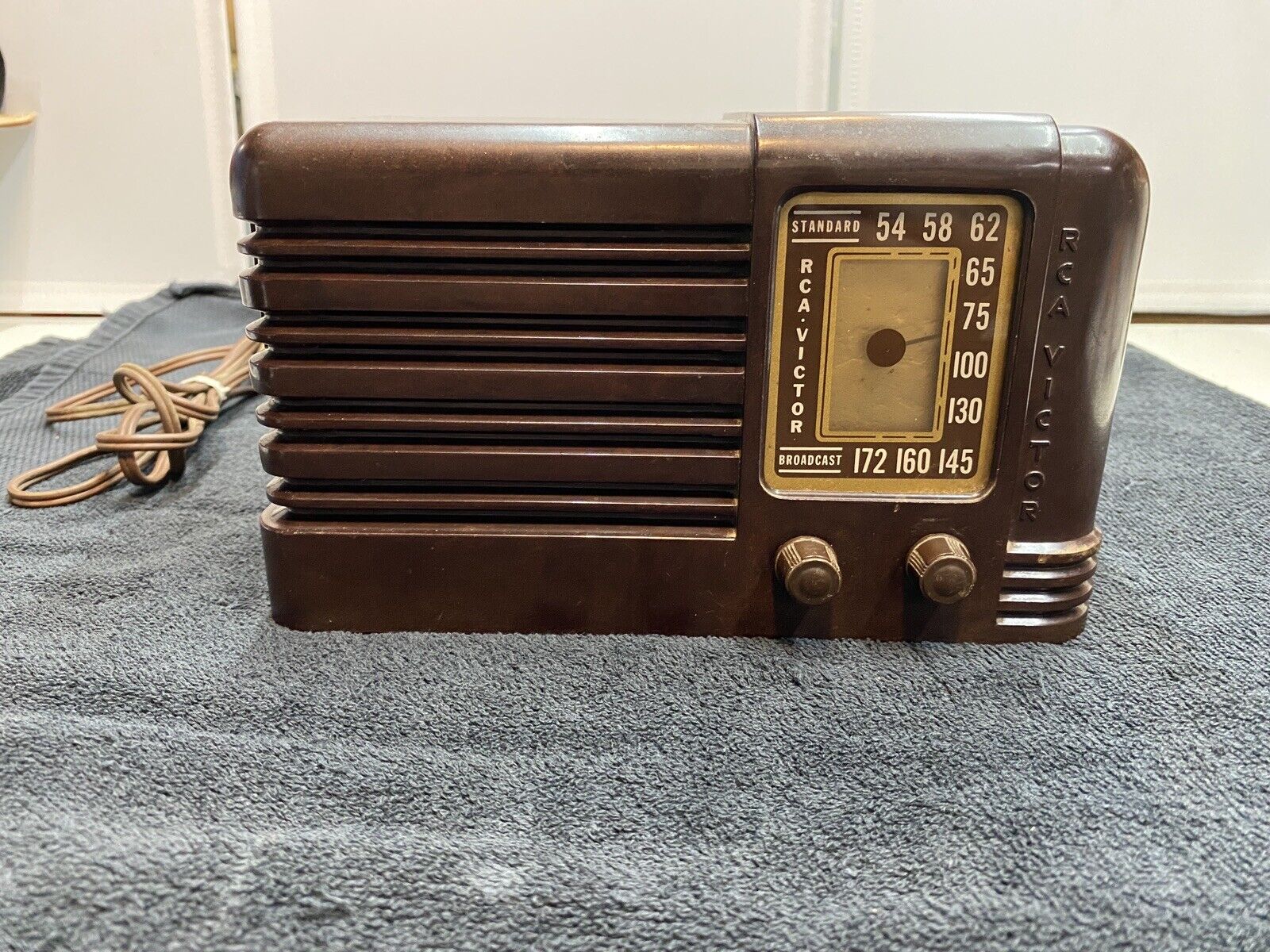 Vintage RCA Victor AM 45x18 radio — Small Brown Bakelite Great Shape See Photos