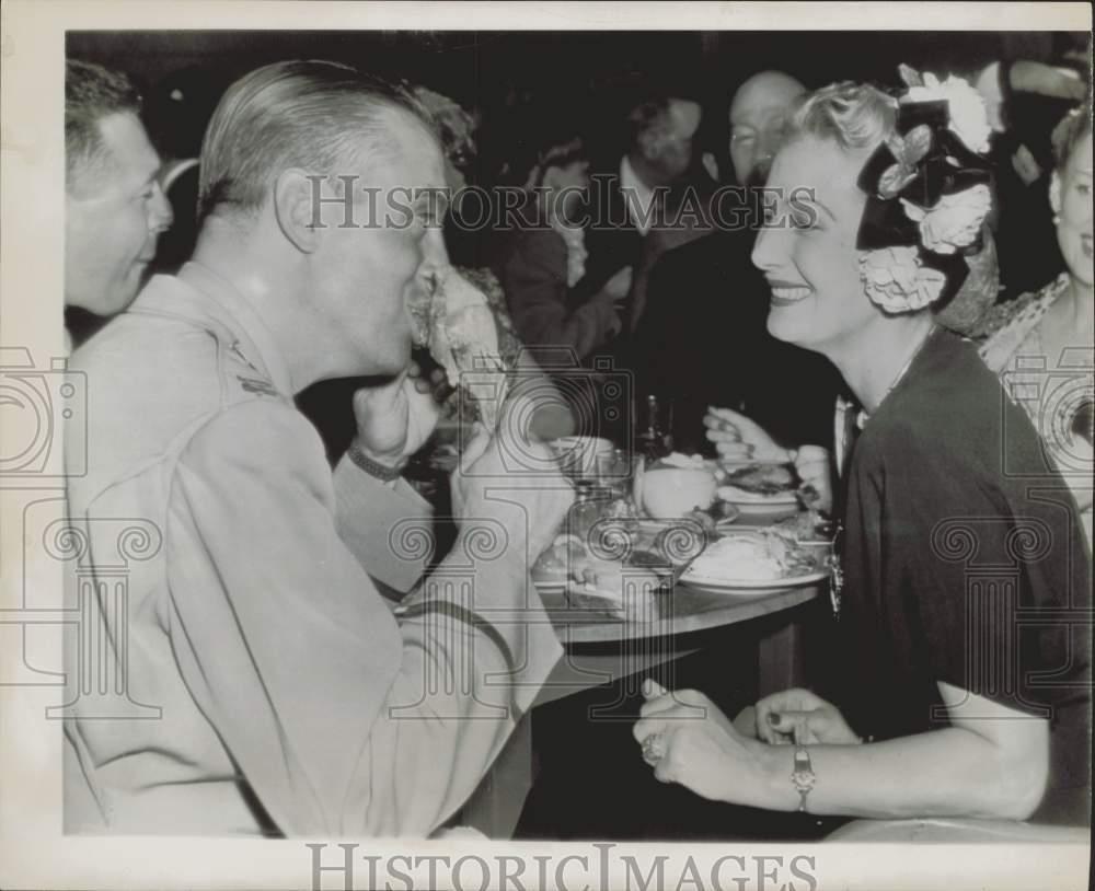 1944 Press Photo Movie stars Capt. Mike Frankovich & Binnie Barnes in Hollywood