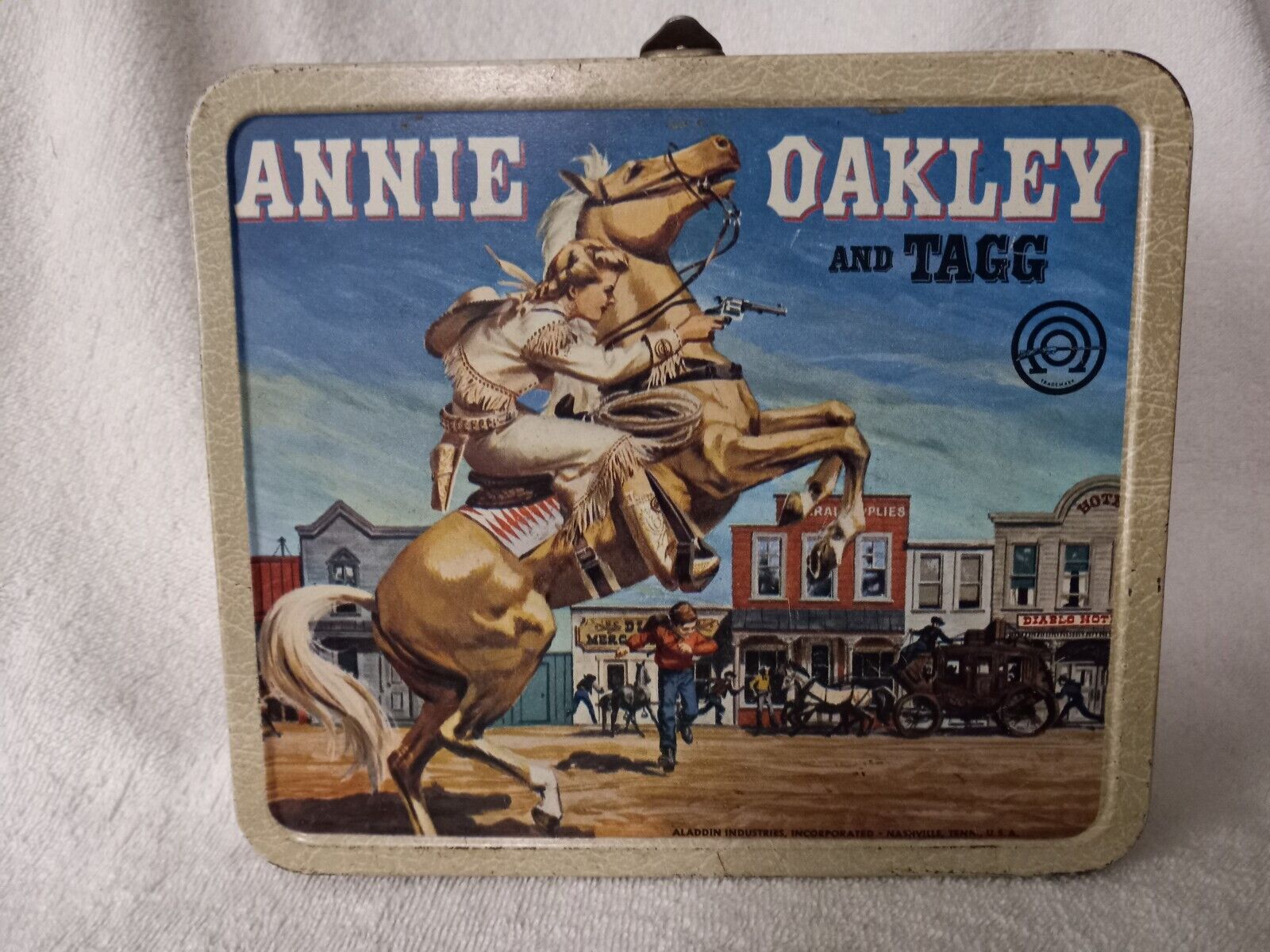 Vintage 1955 Metal ANNIE OAKLEY & TAGG Lunchbox (missing handle)