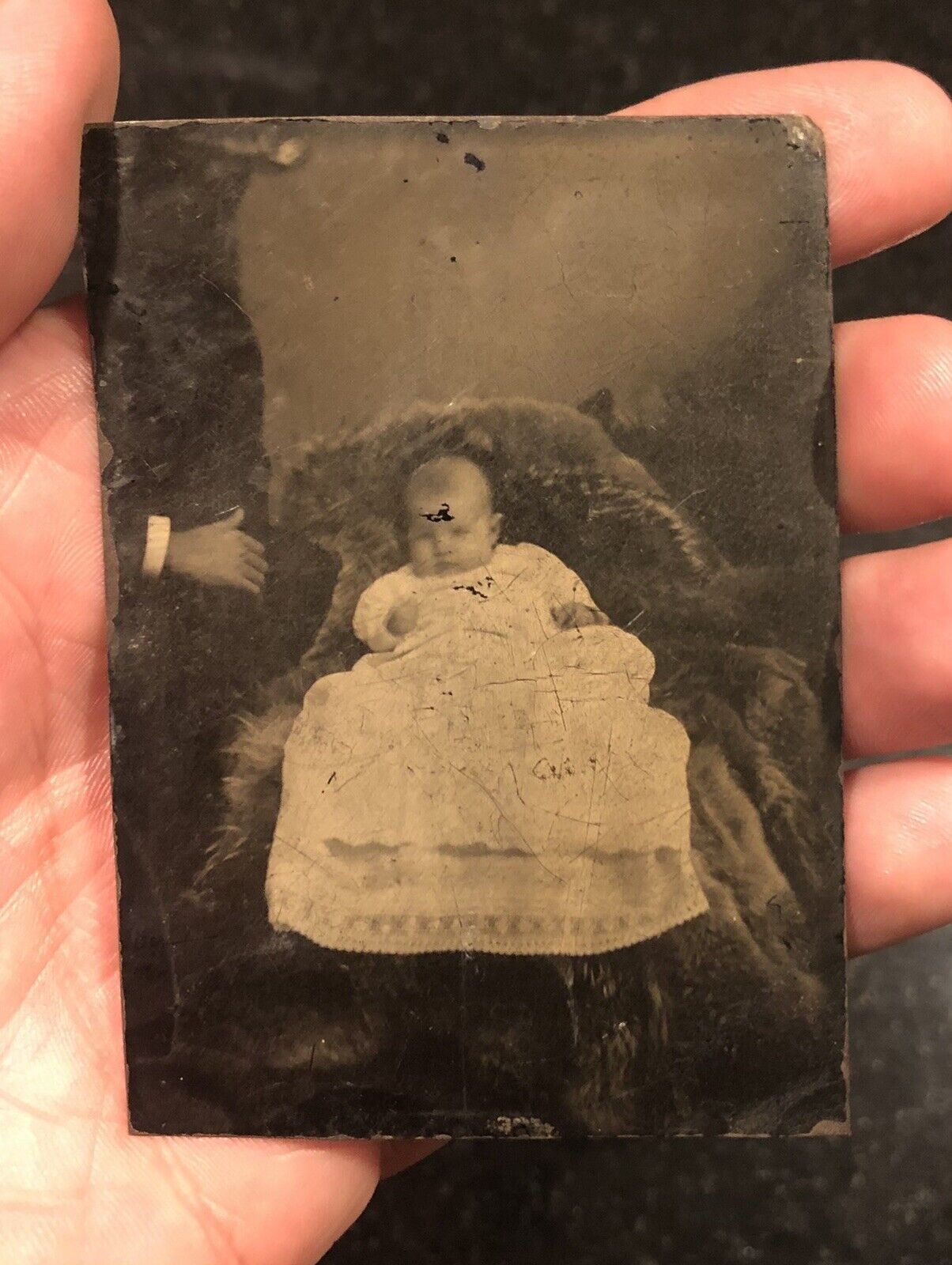 PH132 Baby Child Hidden Mother Father Mysterious Hand Unusual Tintype Photo