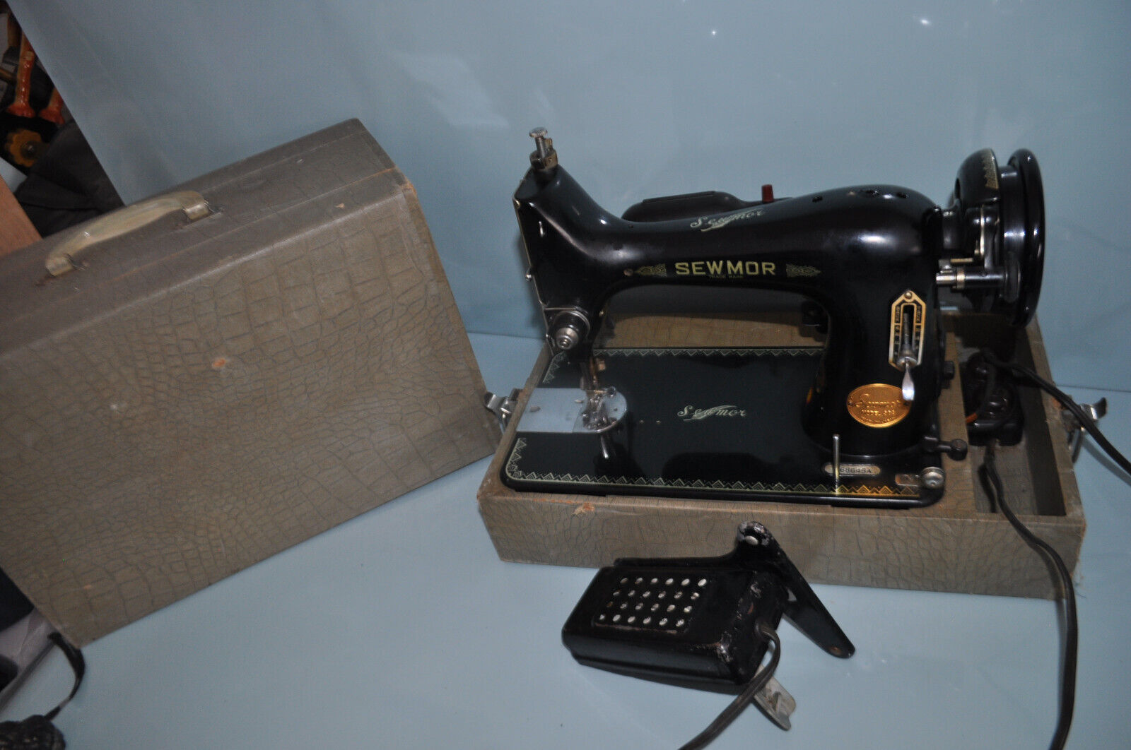 VINTAGE Sewmor Sewing Machine 303 w/ Foot Pedal & Case \