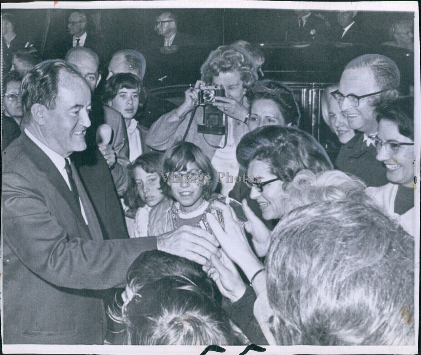 1964 Vp Elect Hubert Humphrey Neighbors Chevy Chase Md Politics 7X9 Press Photo