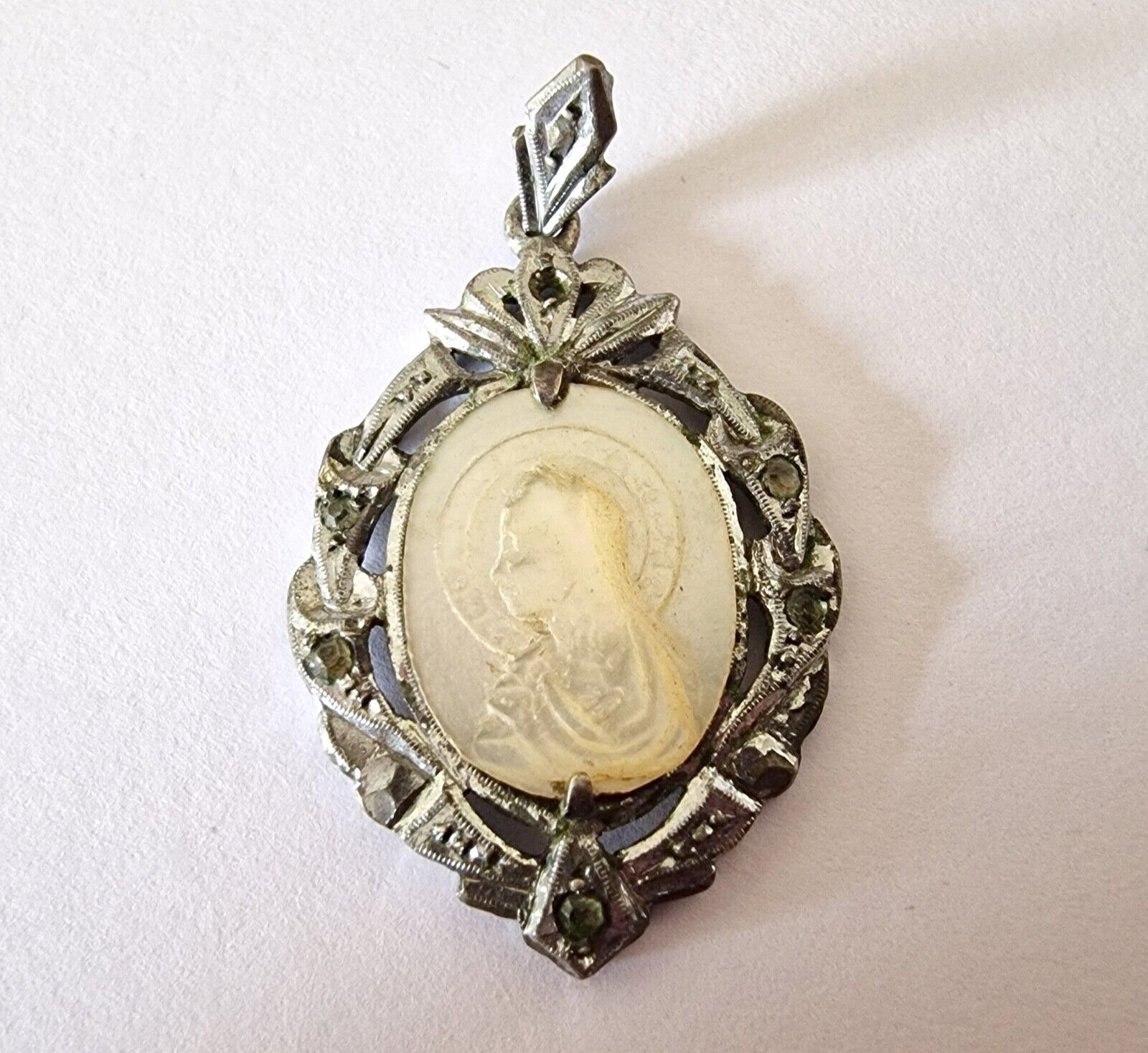 ANTIQUE VIRGIN PRAYING MEDAL. SILVER, MOP AND CRYSTAL. SPAIN, 20s