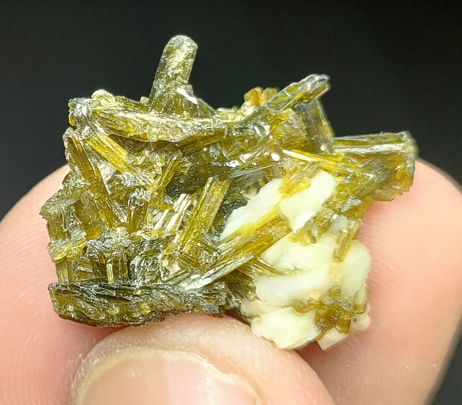30 Carats Beautiful Natural Epidote Specimen Crystal From Pakistan
