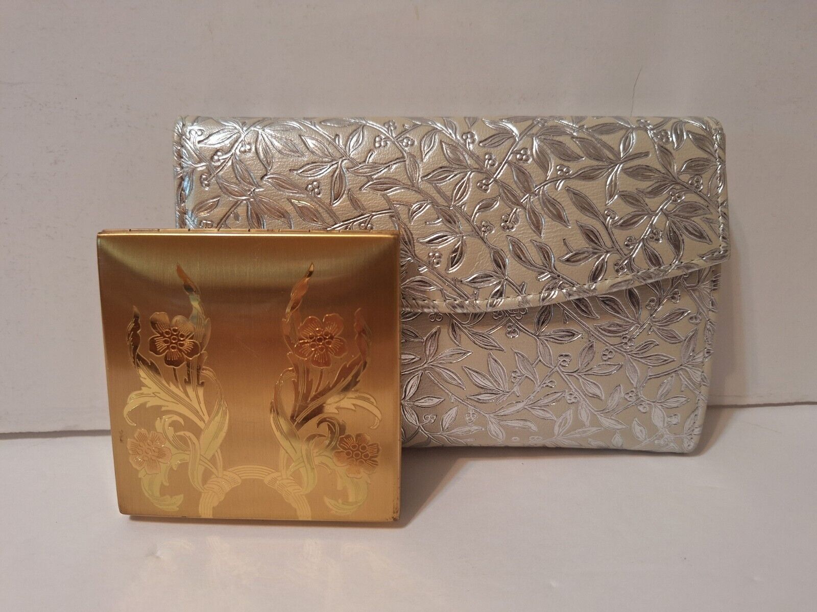 Vtg Elgin American Mirrored Powder Compact Etched Floral Gold Tone+Silver Clutch