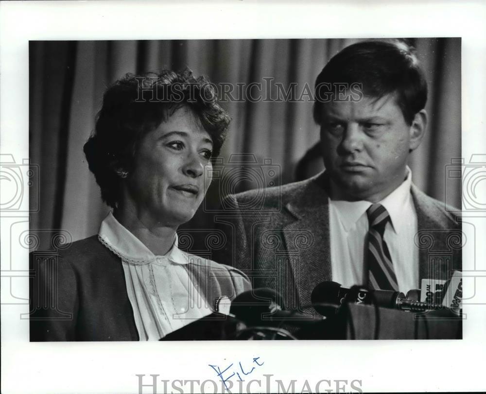 1989 Press Photo Mr. and Mrs. Mihaljevic-news conference - cvb24561