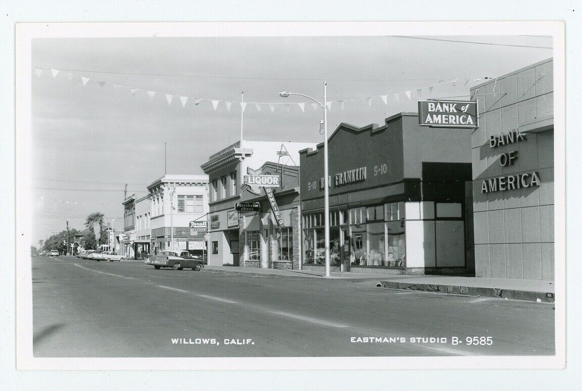 CA, Willows. STREET VIEW with BANK OF AMERICA. Real Photo PC. Eastman B-9585