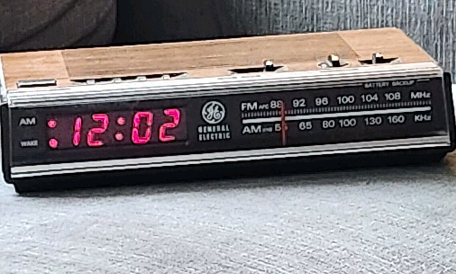 1980s Alarm Clock Radio GE General Electric 7-4624B Battery Backup Vtg Woodgrain
