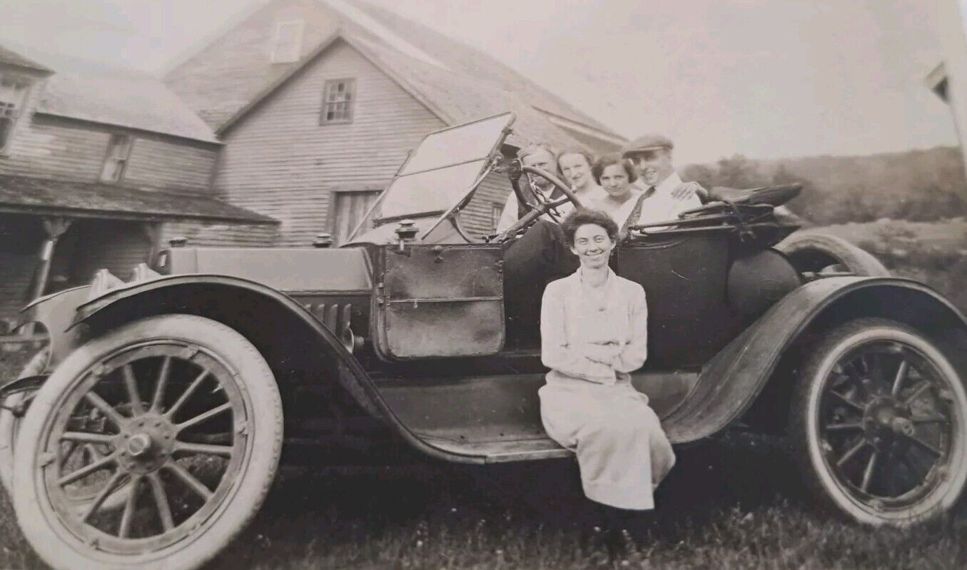 1920\'s ? Original Black & White Photo Family In Convertible Old Car