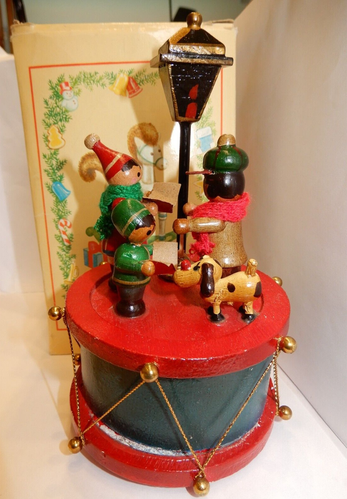 RUSS Wooden MUSIC BOX Old Fashioned CHRISTMAS Caroling CAROLERS Vintage MUSICAL